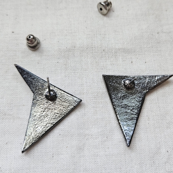 VTG Oopsa Daisy 80s 90s enamel earrings for pierced ears - Picture 2 of 3